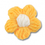 Fiore all'uncinetto giallo-biancastro