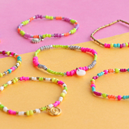 Set di ispirazione Idee creative per gioielli con perline di vetro rocailles in colori estivi neon