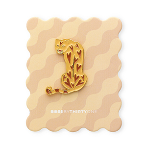 BY31&reg; Pin leopardo su un cartoncino beige-marrone-rosso-oro