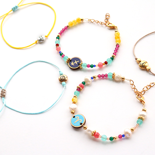 Con le perline zodiacali e il coda di topo (macram&egrave;) puoi realizzare questi divertenti accessori: