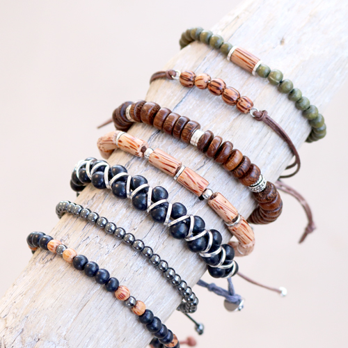 Guarda qui come puoi realizzare da te stupendi bracciali con le perline in legno: 
