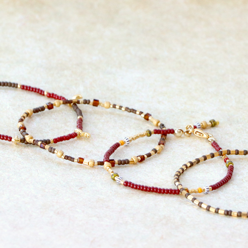 Con le perline Miyuki puoi realizzare questi braccialetti alla moda: 