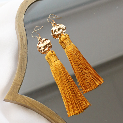 Lasciati ispirare! Ecco come realizzare orecchini trendy con nappine grandi: