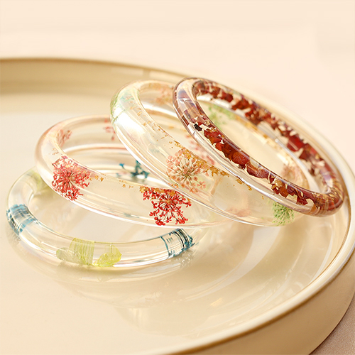 Bracciali con fiori secchi e fermagli per capelli abbinati