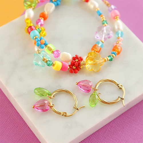 Idee creative con perline in acrilico nei colori estivi