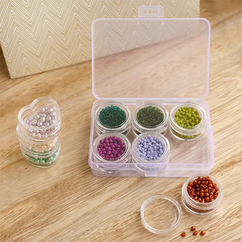 Espositori per gioielli: scatole per sistemare tutte le perline e il materiale di consumo