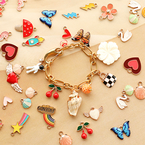 Mix & match con perline e ciondoli in metallo funky