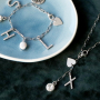 Ispirazione con i nuovi ciondoli iniziali di metallo con strass + cartoline bijoux
