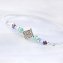 Ecco come creare braccialetti e orecchini super trendy con le perline sfaccettate: