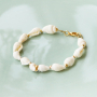 Accessori estivi da realizzare con cordoncino macram&egrave;, perle d&rsquo;acqua dolce e perline a forma di conchiglia: