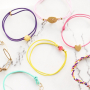 Hai bisogno di ispirazione? Ecco come realizzare facilmente braccialetti alla moda con filo elastico
