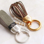 Idea con portachiavi Mix & Match con pelle DQ e cordoncino tubolare intrecciato