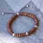 Guarda qui come puoi realizzare da te stupendi bracciali con le perline in legno: 