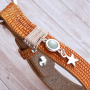 Con i nuovi bracciali, portachiavi e cabochon Cuoio puoi creare questi stupendi articoli! 