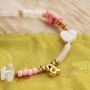 Mettiti all&rsquo;opera e crea bracciali e collane con le perline alfabeto