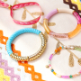 Idee per braccialetti con perline in acrilico, perline sfaccettate e nastro con testo