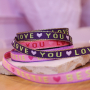 Ecco come creare braccialetti con nastro con testo