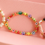 Lasciati ispirare! Realizza braccialetti di perline con un tocco allegro