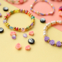 Lasciati ispirare! Realizza braccialetti di perline con un tocco allegro