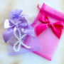 Crea regali unici con sacchetti di organza e ornamenti decorativi