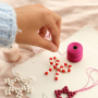 Progetta decorazioni natalizie con perline in acrilico