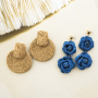 Momento di ispirazione con orecchini in rafia e denim