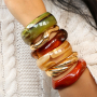 Braccialetti in resina e metallo, un tocco di eleganza moderna