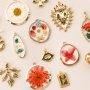 Creare gioielli classici con ciondoli ai fiori secchi