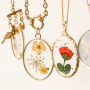 Creare gioielli classici con ciondoli ai fiori secchi